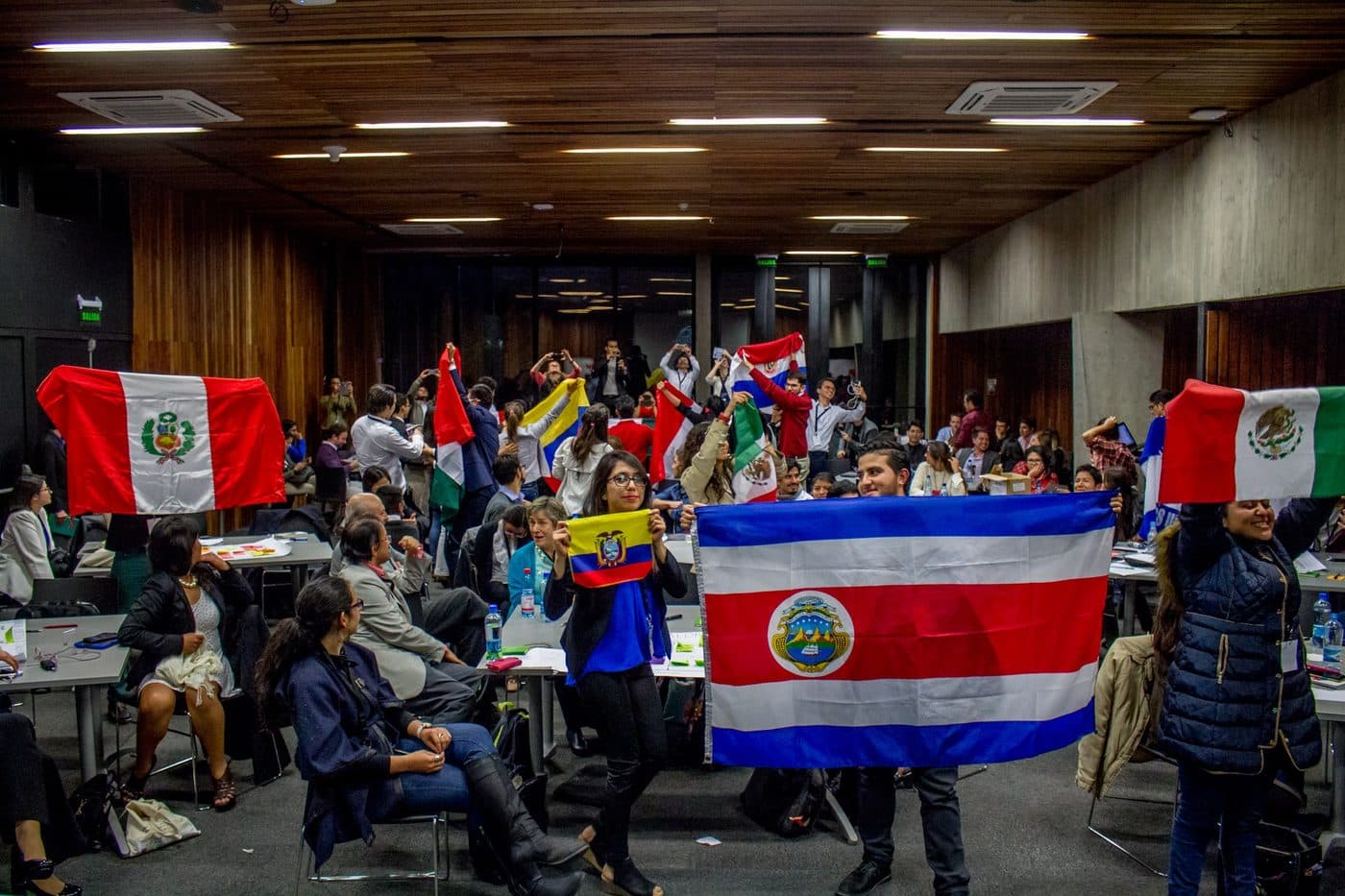 Comunidad Allbiotech reunida con banderas de los países participantes.